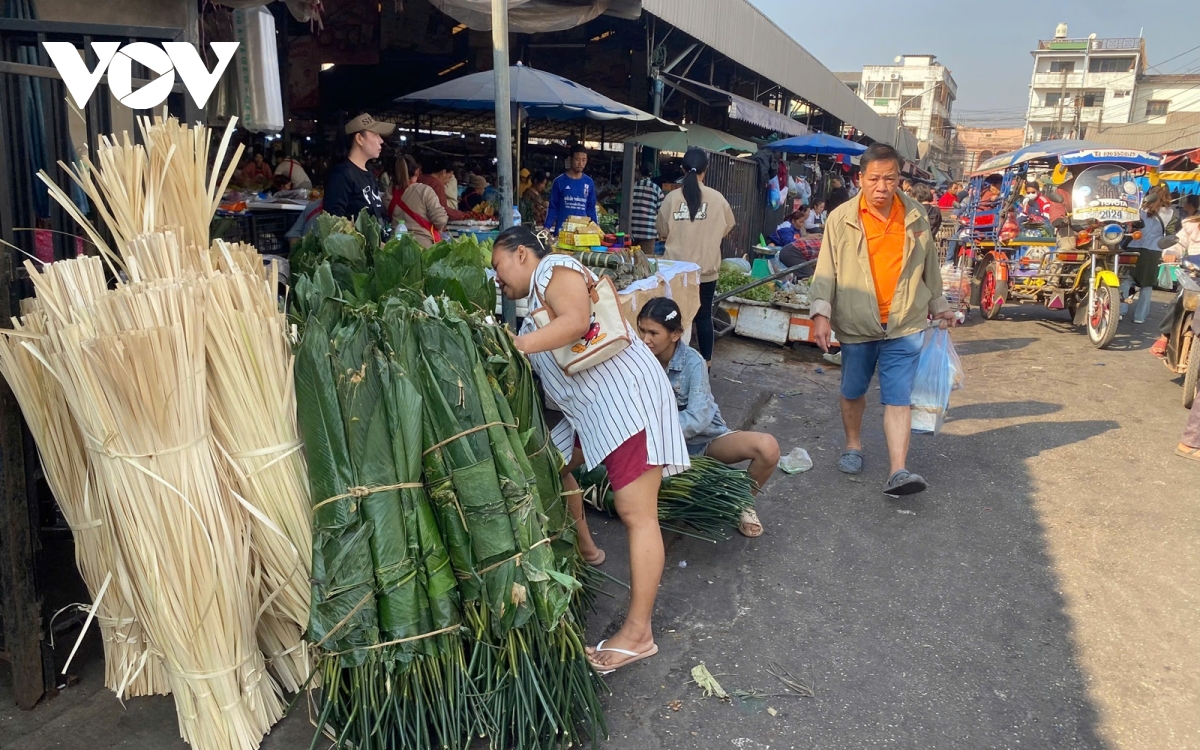 Không khí chợ Tết Việt tràn ngập thủ đô Vientiane của Lào